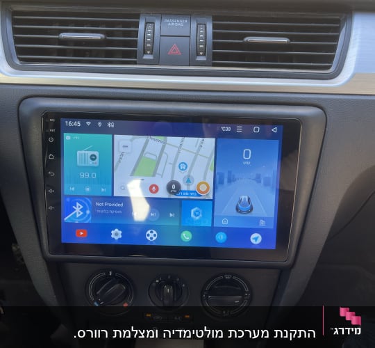 מסך מגע ברכב עם מערכת ניווט ומיזוג אוויר